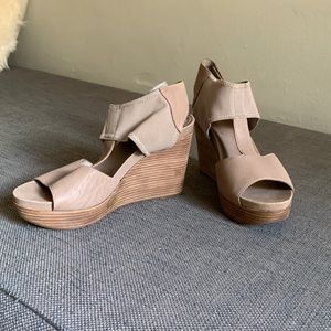 Eileen Fisher 5” taupe T-strap wedge sandals, size 10